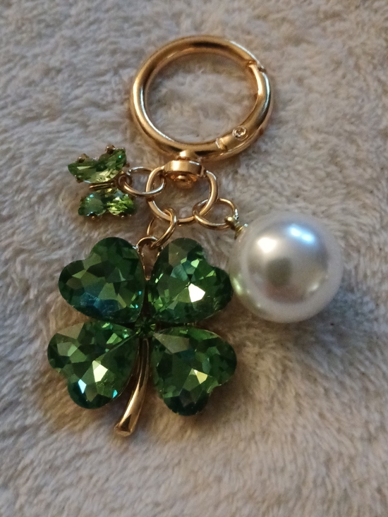Accessories - 💚 Green Crystal Four Leaf Clover, Butterfly & Pearl Bag Charm / Keychain